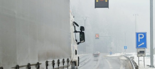 Aktualizované: Sneženie komplikuje dopravu na Slovensku, na Donovaloch treba reťaze