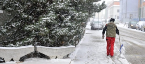 Vlastníci bytov sa aj túto zimu musia starať o chodníky, ktoré nevlastnia