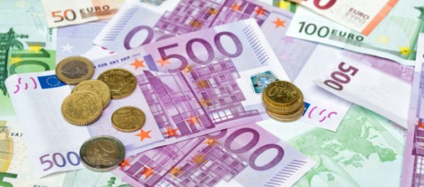 Euro oproti doláru posilnilo, nezamestnanosť v eurozóne klesla