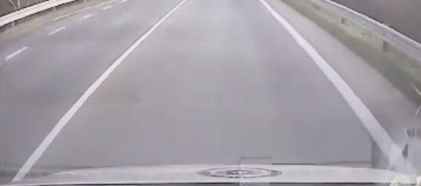 Video: Vodič mikrobusu jazdil v protismere, riskantnou jazdou ohrozil iné vozidlá