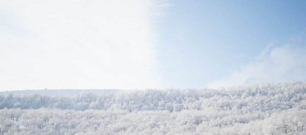 Pre snehovú kalamitu sú v Banskobystrickom kraji naďalej tisíce domácností bez elektriny