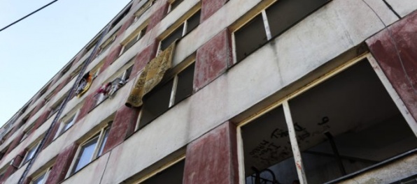 Na Luníku IX začínajú búrať ďalšiu bytovku, ľudia však na ulici nezostanú