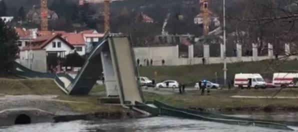 Video: V Prahe sa zrútila lávka ponad rieku Vltava, ľudia popadali do vody