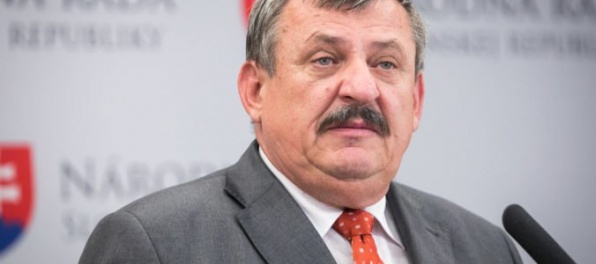 Hrnko: Pri zmrazovaní platov ide o to, či je parlament suverénnym zákonodarným zborom SR