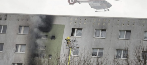 V Berlíne horela obytná výšková budova, zasahovalo približne 150 hasičov