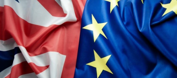 Obmedzenia v obchode po brexite poškodia Britániu aj EÚ