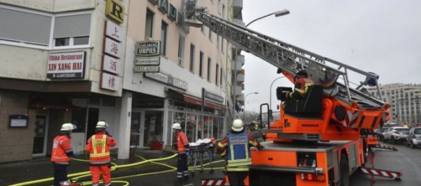 Požiar vypukol na prvých poschodiach budovy, jeden človek sa chcel zachrániť skokom zo strechy