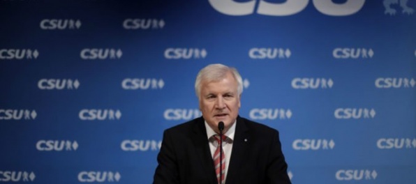 Bavorský premiér Seehofer odstúpi, chce sa viac venovať celonárodnej politke