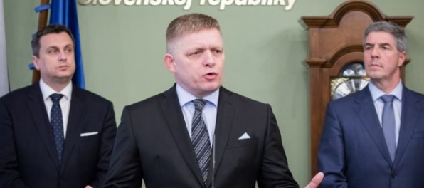 Fico s Dankom a Bugárom sa dohodli, o koľko stúpnu platy poslancov