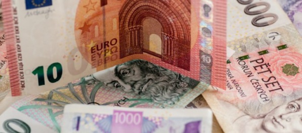 Euro aj libra voči doláru oslabili, príčinou bola nezhoda o podmienkach brexitu