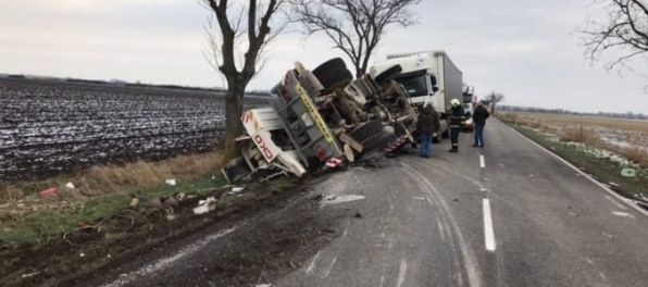 Foto: Kamión skončil v priekope, do ďalšieho narazilo auto