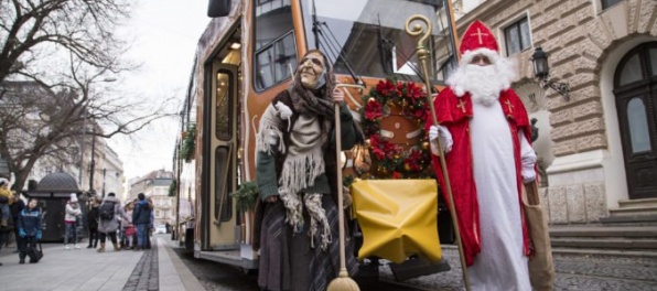 Foto: V Bratislave jazdí Vianočná električka, je vyzdobená ako Perníková chalúpka