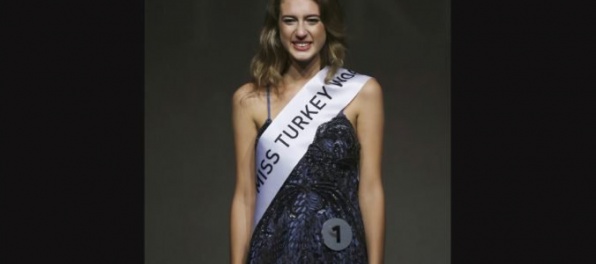Itir odobrali titul Miss Turecka a hrozí jej väzenie, dôvodom je príspevok na sociálnej sieti