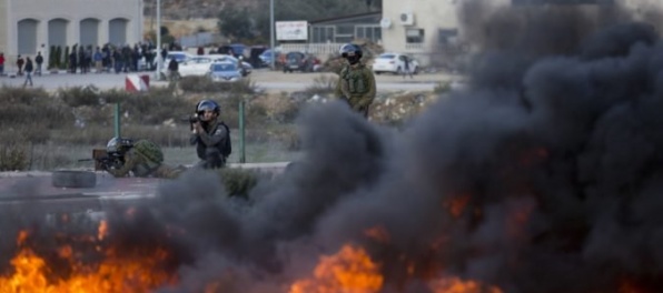 Blízky východ zasiahli masové demonštrácie, desiatky Palestínčanov utrpeli zranenia