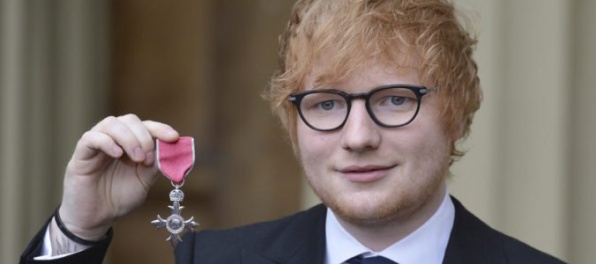 Ed Sheeran je nositeľom Radu britského impéria MBE, udelil mu ho princ Charles