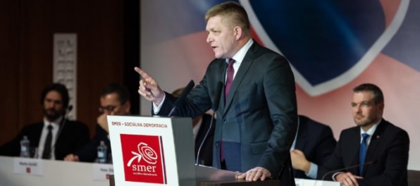 Foto: Fico na sneme Smeru vyzval k návratu medzi ľudí, nebude tolerovať podvody a svinstvá opozície (aktualizované)