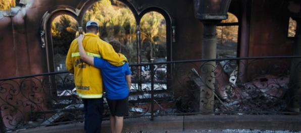 Kalifornský guvernér navštívi oblasti postihnuté požiarom Thomas, ktorý zničil stovky domov