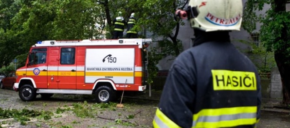 Mimoriadne silný vietor spôsobuje ťažkosti na severe Slovenska, zasahujú desiatky hasičov