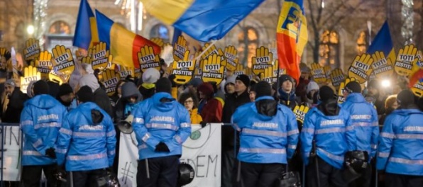 Tisícky Rumunov protestovali proti antikorupčnej legislatíve a vyzývali na predčasné voľby