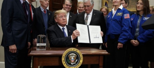 Donald Trump nariadil NASA, aby znova poslala človeka na Mesiac a prípadne aj na Mars