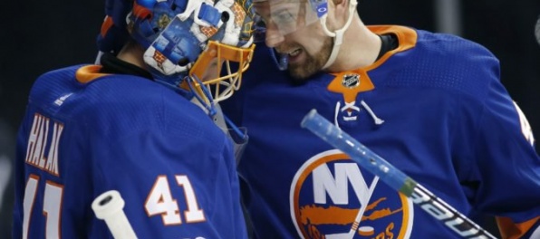 Video: Halák predviedol plejádu skvelých zásahov, vychválili ho spoluhráči aj tréner „ostrovanov“