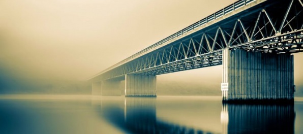 Muž v americkom Connecticate sa zastal neznámeho dievčaťa, jej priateľ ho zhodil z mosta