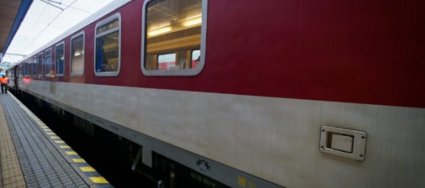 Vlak zrazil medzi Pezinkom a Bratislavou človeka, zdravotným záchranárom pomáhali aj hasiči