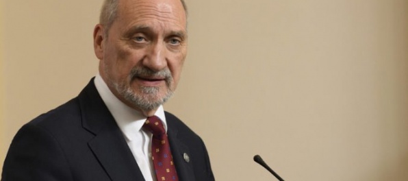 Poľský minister obrany Macierewicz trvá na tom, že za haváriou lietadla s Kaczynským bolo Rusko