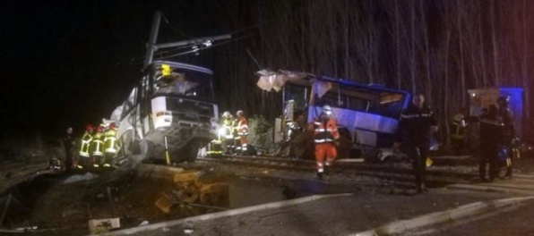 Foto: Pri zrážke vlaku so školským autobusom na priecestí v Millas zahynulo šesť detí (aktualizované)