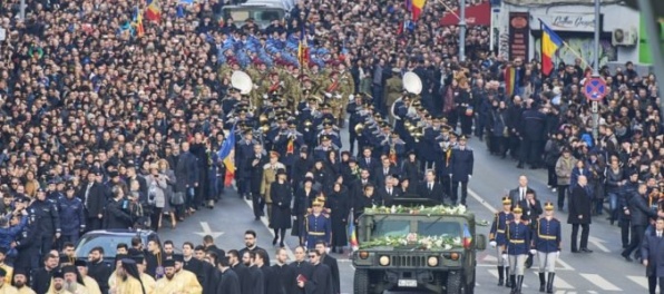 Video: Desiatky tisíc Rumunov sa rozlúčili so zosnulým bývalým kráľom, prišiel aj princ Charles