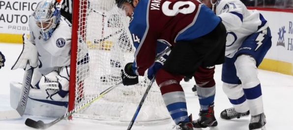 Video: Budaj päťkrát inkasoval, ale Tampa aj tak vyhrala. Chára prihral na gól a Halák nechytal