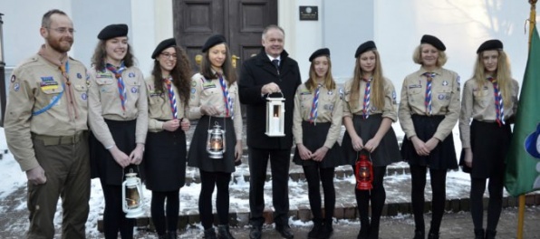Foto: Prezident Kiska prijal Betlehemské svetlo, skauti ho roznesú do viac ako 330 miest a obcí