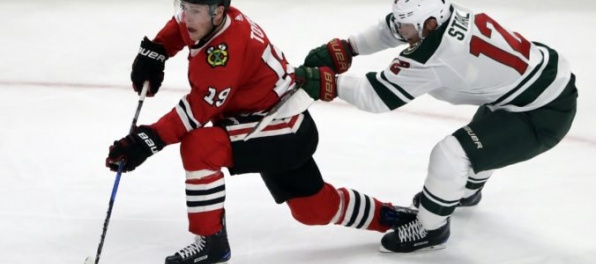 Video: Chicago bez Pánika opäť zvíťazilo, „kosatky“ prišli o najproduktívnejšieho nováčika NHL