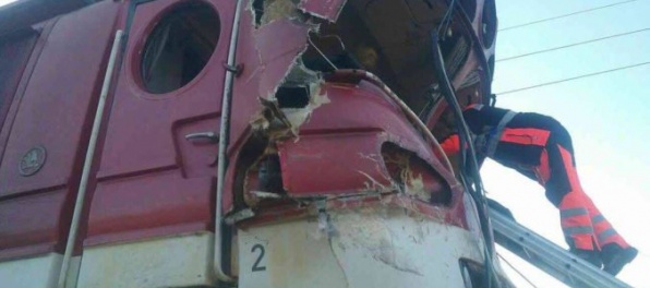 Foto: Zrážku nákladného auta a vlaku v okrese Senec neprežil rušňovodič, polícia odkláňala dopravu