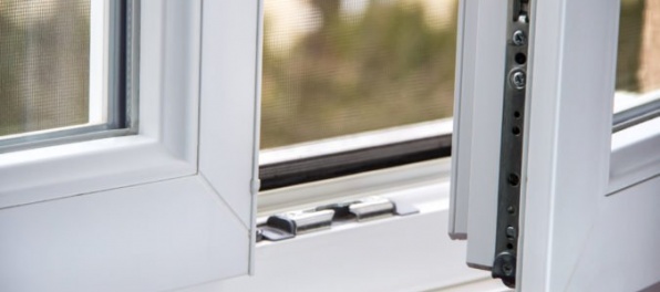 Žena zaplatila tisícky eur za montáž okien, Popradčan peniaze vzal a tovar nedodal