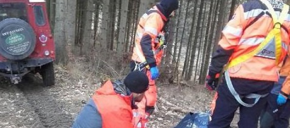 Záchranárom sa nepodarilo oživiť muža, ktorého zranil padajúci strom