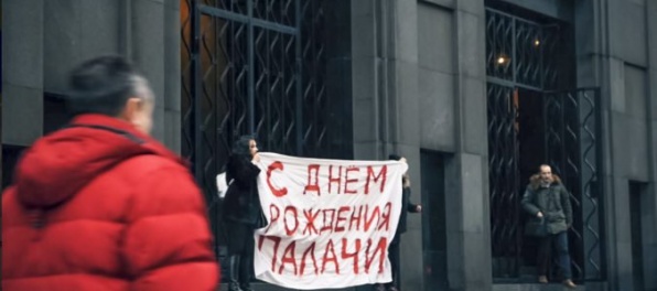 Zatkli členku Pussy Riot, pred centrálou ruskej tajnej služby mala poburujúci transparent
