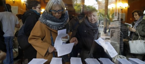 Katalánci si volia zástupcov v regionálnom parlamente, očakáva sa tesný výsledok