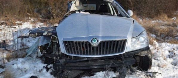 Smrteľná nehoda na D1: Vodič Octavie zišiel mimo cestu a narazil do betónovej retenčnej nádrže