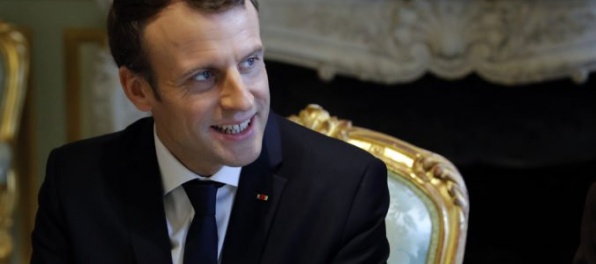 Francúzsky prezident Macron oslávil štyridsiatku, jeho popularita v krajine stúpa