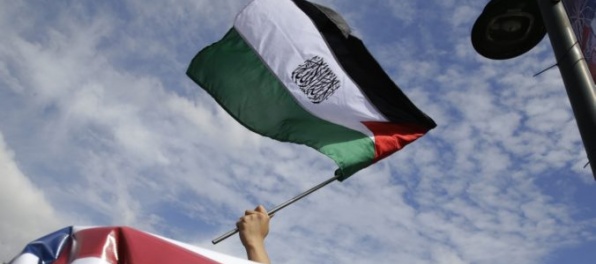 Palestínčania po hlasovaní na Valnom zhromaždení OSN oslavujú, Izrael hovorí o absurdnom divadle