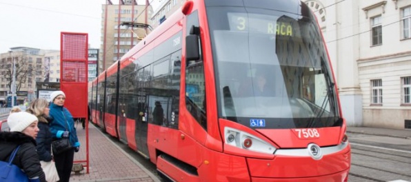 Foto: Po zrekonštruovanej električkovej trati na Špitálskej ulici v Bratislave už jazdia električky