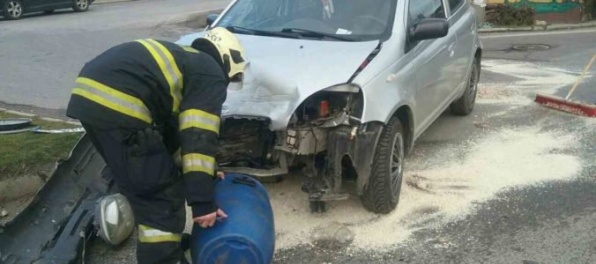 Foto: V Moste pri Bratislave sa zrazili dve autá, hasiči museli vyslobodiť zakliesnené osoby