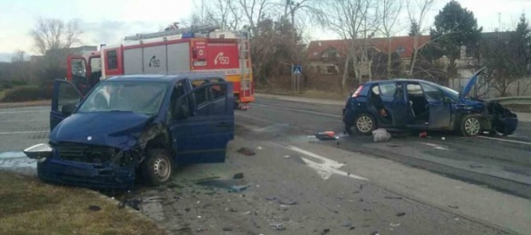 Foto: Pred hasičskou stanicou v Senci sa čelne zrazili dve autá