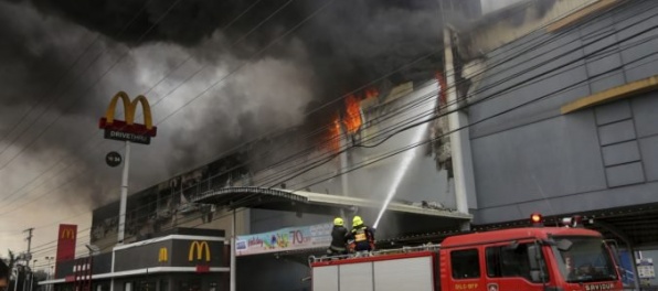 Video: Požiar nákupného centra v meste Davao neprežili desiatky ľudí