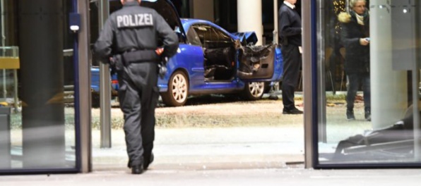 Foto: Muž zaútočil na centrálu CDU kancelárky Merkelovej a potom nabúral do sídla SPD
