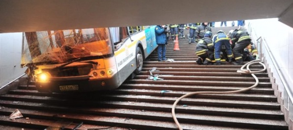 Foto: Autobus sa v Moskve zrútil do podchodu, zahynuli štyria ľudia