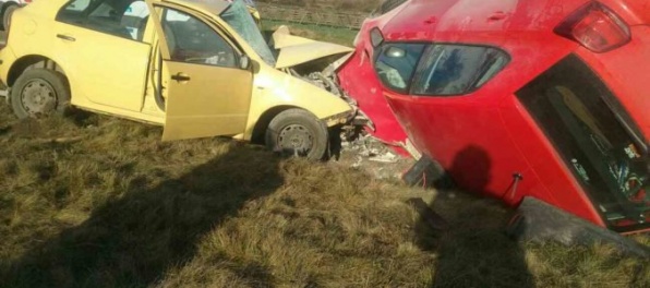 Foto: Medzi Modrou a Budmericami sa čelne zrazili dve autá