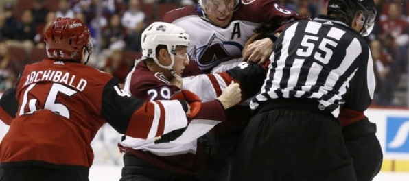 Video: Rinaldo dostal v NHL stopku a príde aj o časť platu, päsťou „upratal“ súpera na ľad