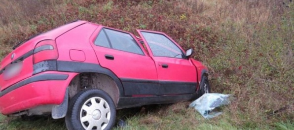 Mladý vodič neprežil nehodu, s autom zišiel mimo cesty a narazil do svahu